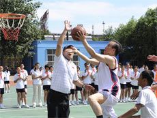 如何在篮球冬令营中加强体能训练?_2
